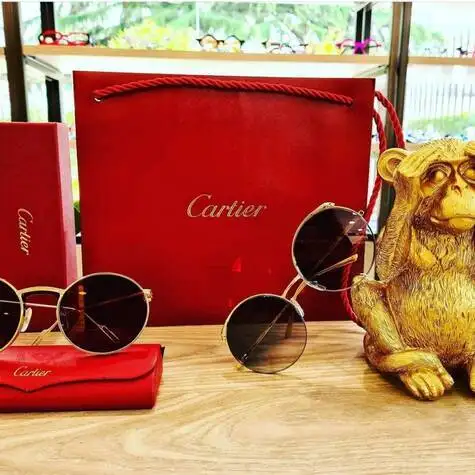 Lunette de soleil et de vue de luxe de la marque Cartier pour femme � Cannes