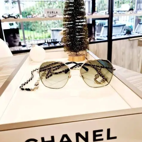 Lunette de vue pour femme de marque Chanel chez votre opticien � Cannes