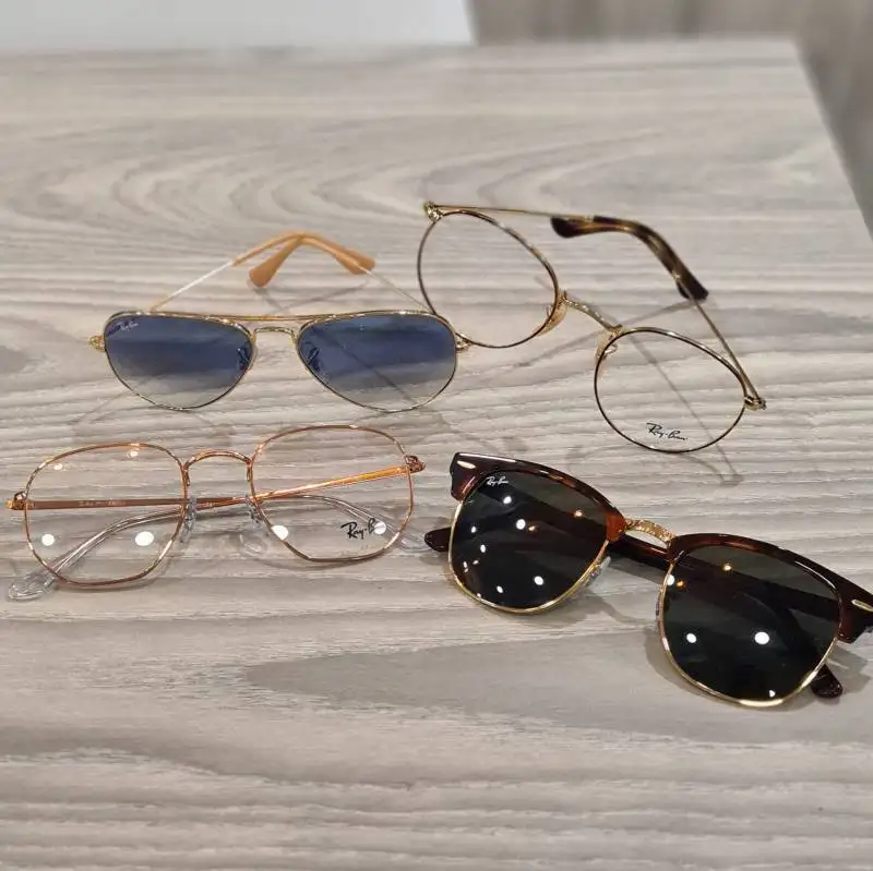 Un ind�modable dans les lunettes : la marque Ray Ban avec des montures masculines et f�minines � Cannes