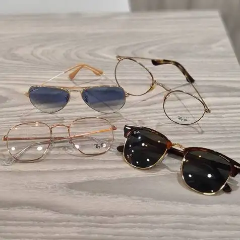 Un ind�modable dans les lunettes : la marque Ray Ban avec des montures masculines et f�minines � Cannes