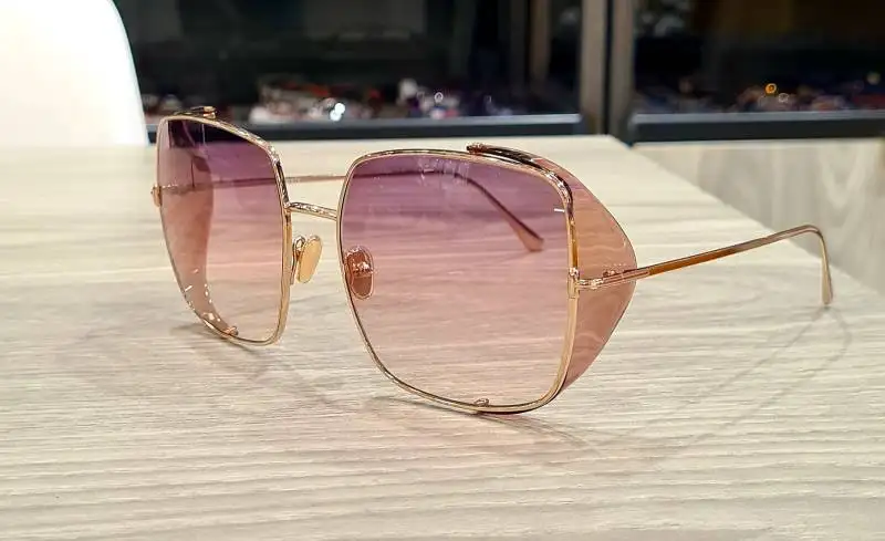 Lunette de soleil pour femme de la marque Tom Ford forme carr�e chez votre opticien Californie optique � Cannes